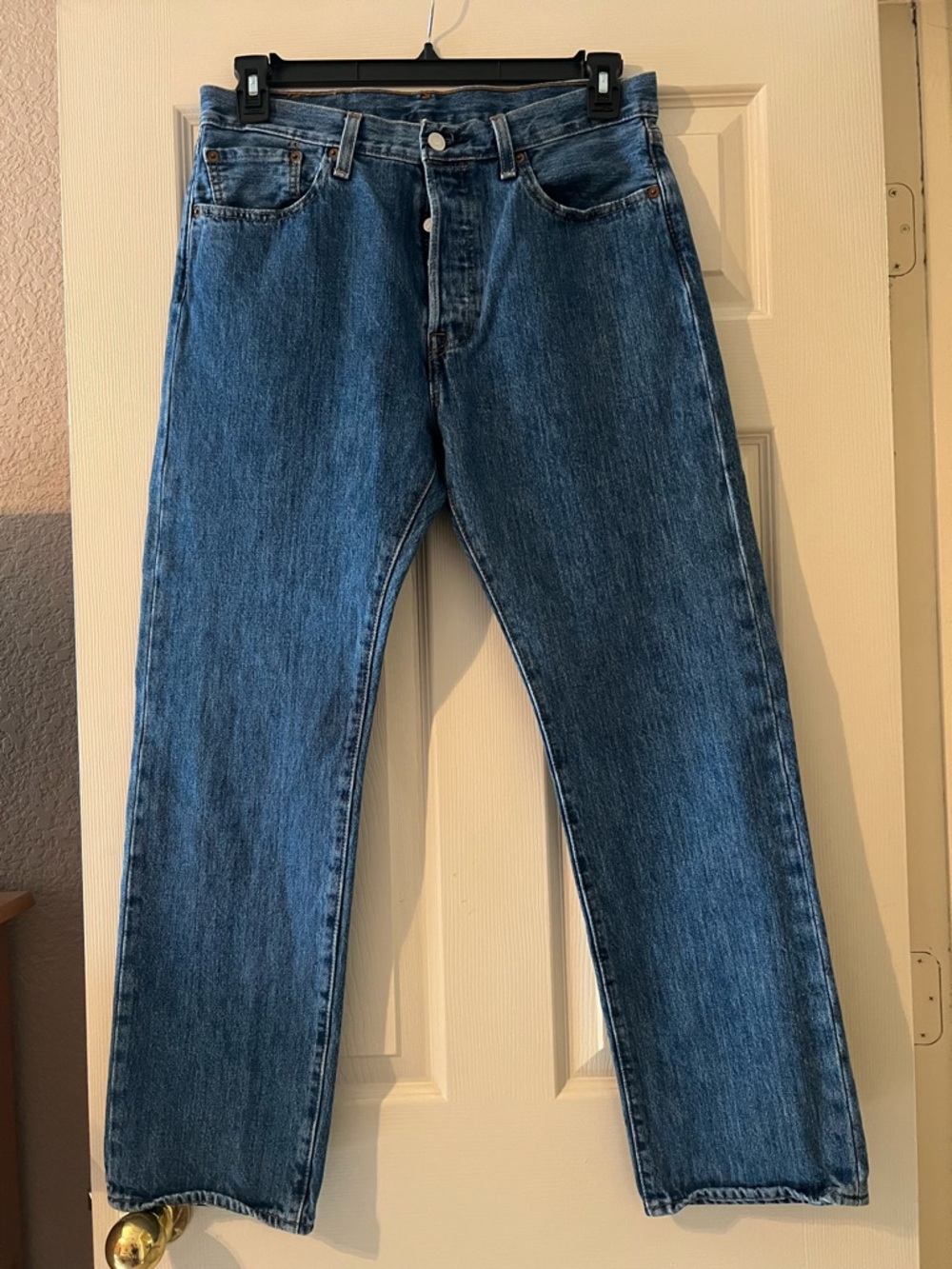 Levi’s Men’s 501 Jeans in Light Blue Wash Size 32